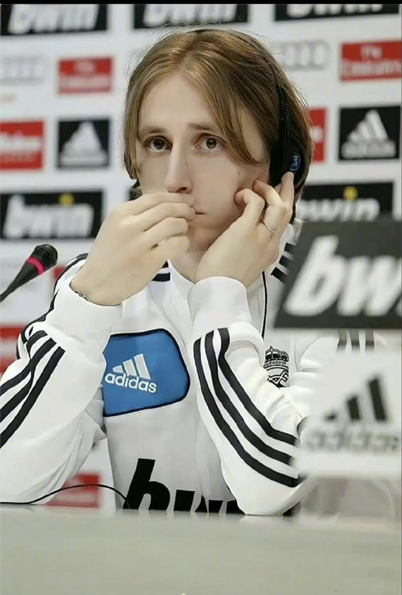 福登调侃小球迷：要这么多签名是不要拿去卖，赚了钱分我一半